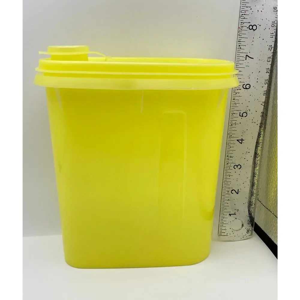 Vintage Tupperware 792 Yellow 1 Qt Beverage Buddy Store & Pour Container